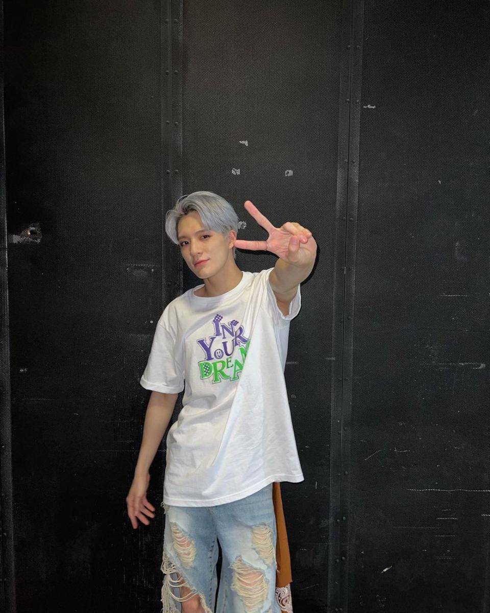 gaya Jeno NCT dengan outfit serba putih (instagram.com/leejen_o_423)