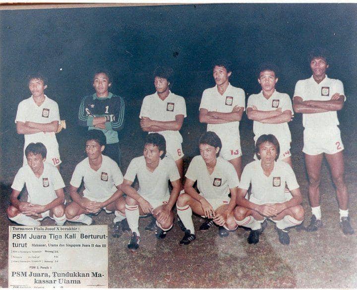 Malawing (jongkok, paling kanan) berpose bersama para pemain PSM Makassar jelang final Piala Jusuf 1984 melawan Makassar Utama pada 8 Mei 1984 di Stadion Andi Mattalatta Mattoanging Makassar. (Dok. Istimewa)