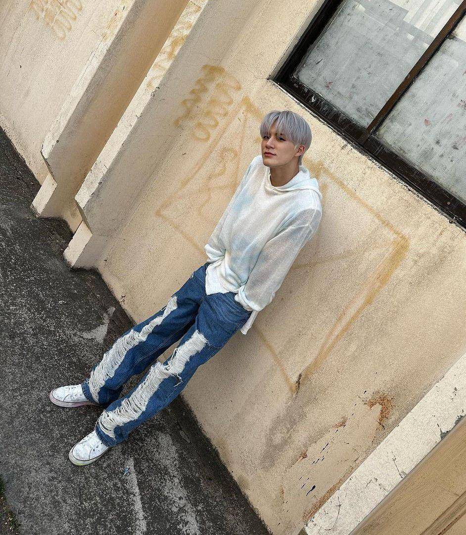 gaya Jeno NCT dengan outfit serba putih (instagram.com/leejen_o_423)