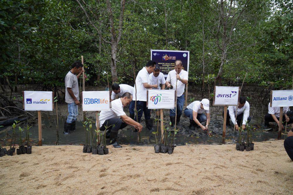 AAJI juga menanam 800 bibit mangrove sebagai kelanjutan dari program AAJI Peduli Bumi (dok. AAJI)