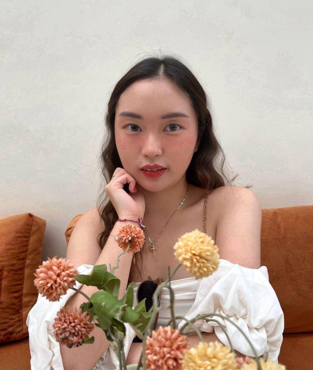 gaya makeup simpel ala peserta CoC (instagram.com/ooooo.liv)