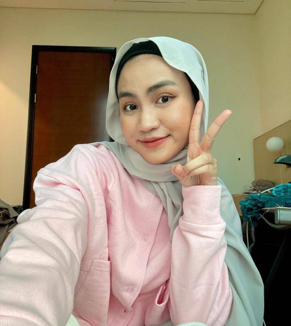 gaya makeup simpel ala peserta CoC (instagram.com/xavieraaputri)