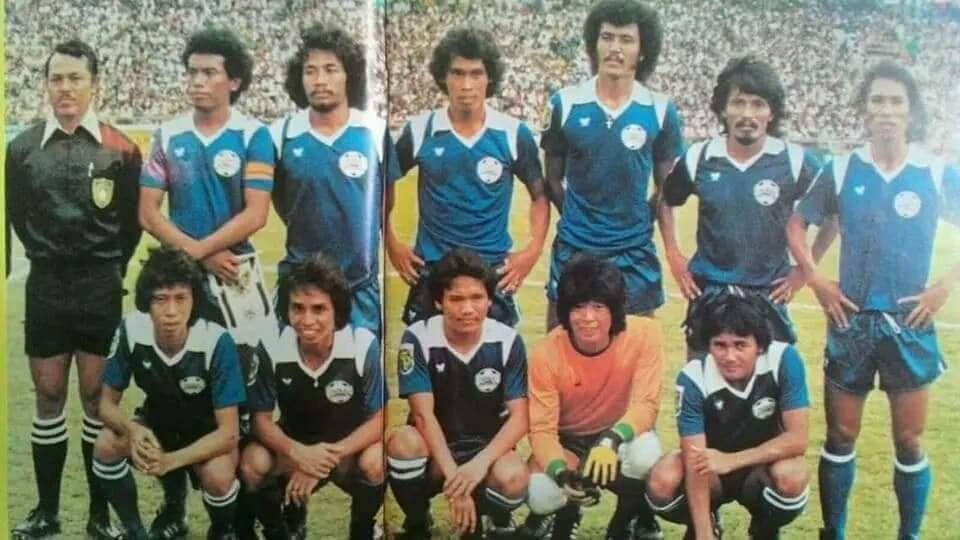 Malawing (jongkok, paling kiri) bersama para pemain NIAC Mitra jelang salah satu pertandingan Galatama musim 1982/1983. (Dok. Istimewa)