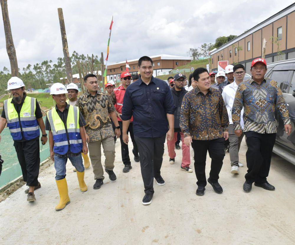 Menpora dan Ketum PSSI tinjau training center di IKN. (kemenpora.go.id)