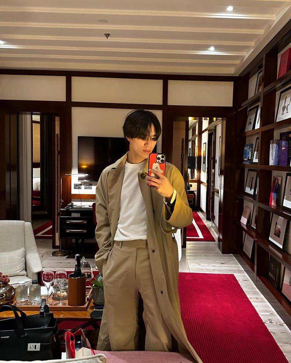 gaya Jeno NCT dengan outfit serba putih (instagram.com/leejen_o_423)