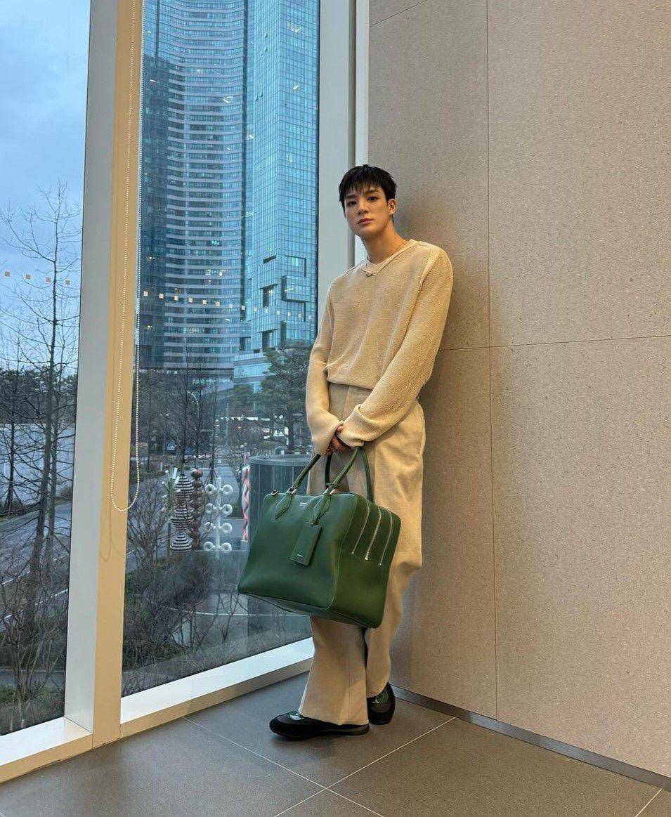 gaya Jeno NCT dengan outfit serba putih (instagram.com/leejen_o_423)