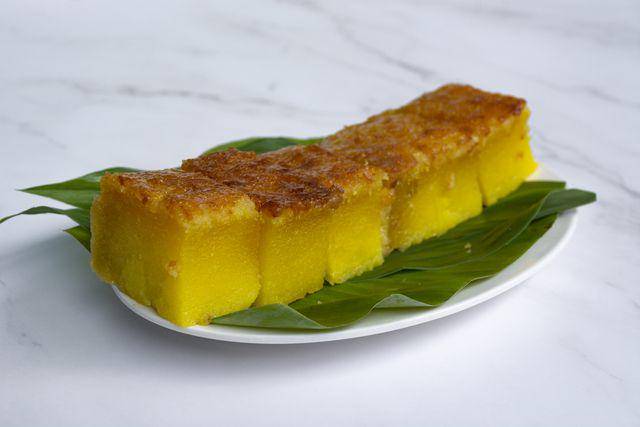 ilustrasi bingka ubi kayu yang sudah dipotong-potong (vecteezy.com/Jennifer Miranda Lobijin)