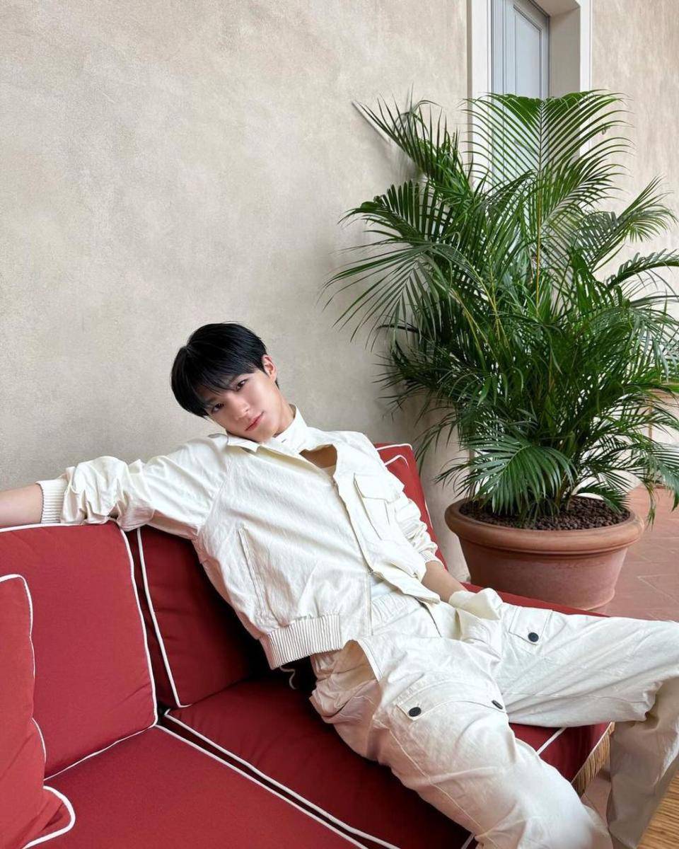 gaya Jeno NCT dengan outfit serba putih (instagram.com/leejen_o_423)
