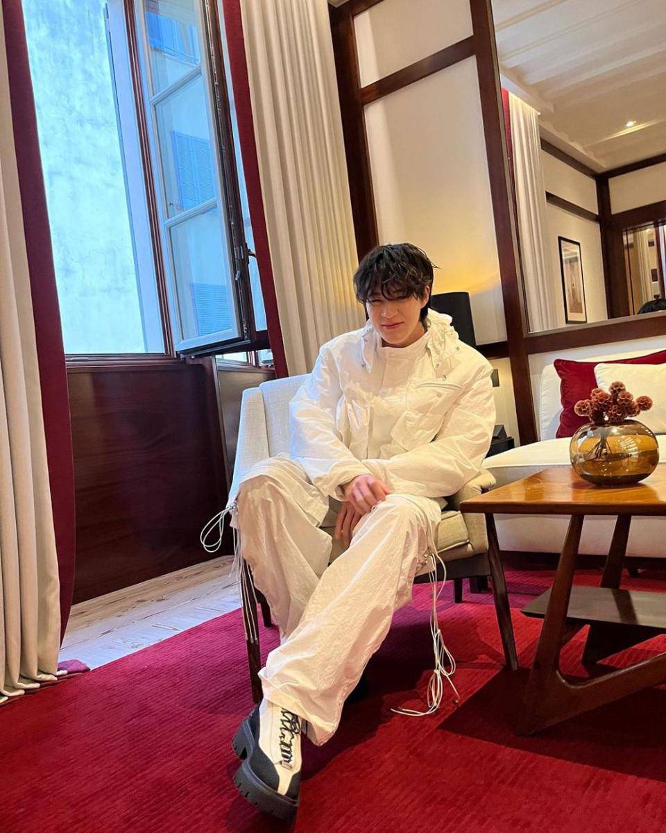 gaya Jeno NCT dengan outfit serba putih (instagram.com/leejen_o_423)