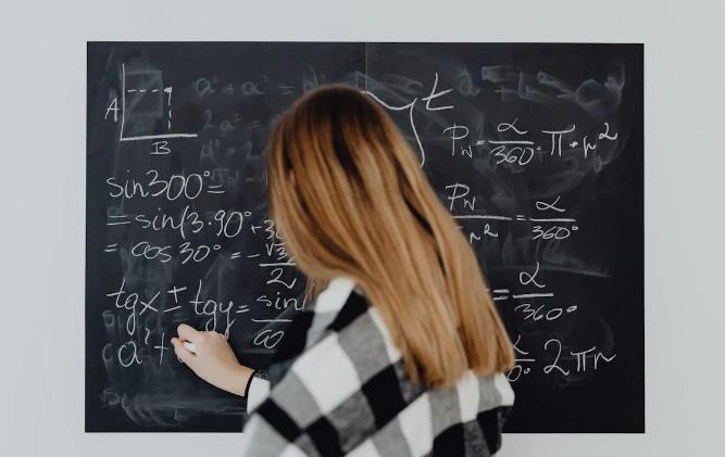 ilustrasi mengerjakan soal matematika (pexels.com/karolinagrabowska)