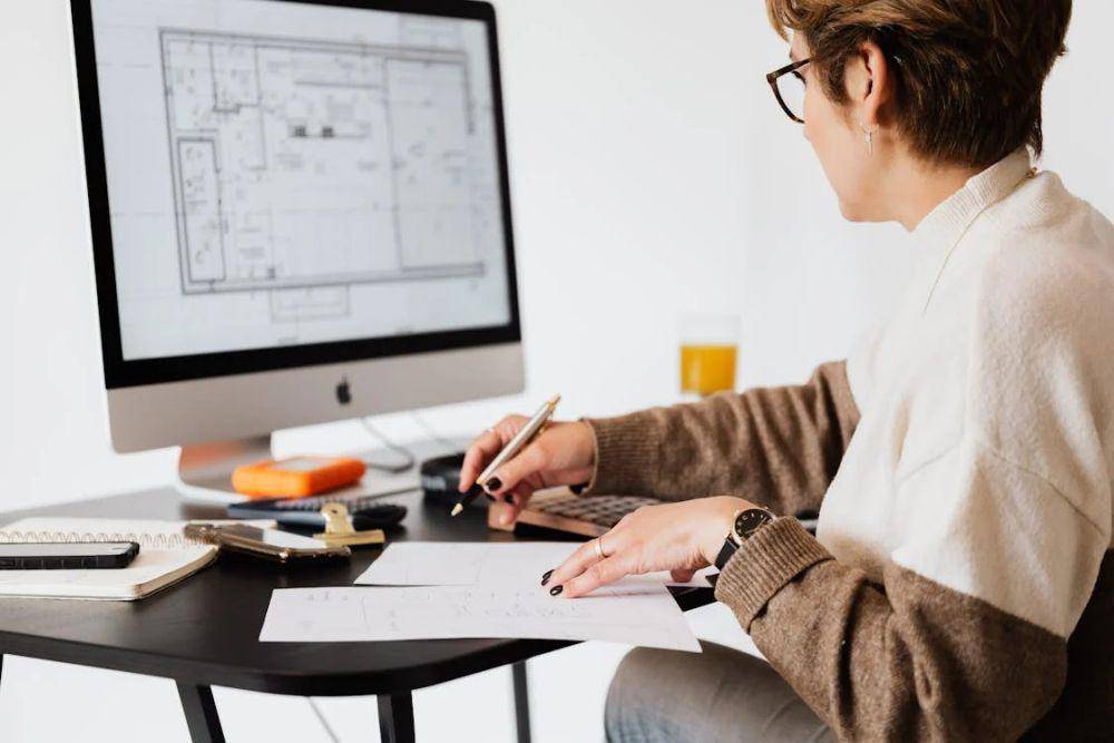 ilustrasi sibuk bekerja. (pexels.com/Karolina Kaboompics)