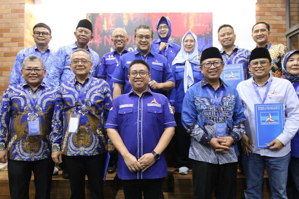 DPP Demokrat bersama para bacalon kepala daerah (IDN Times/Istimewa)