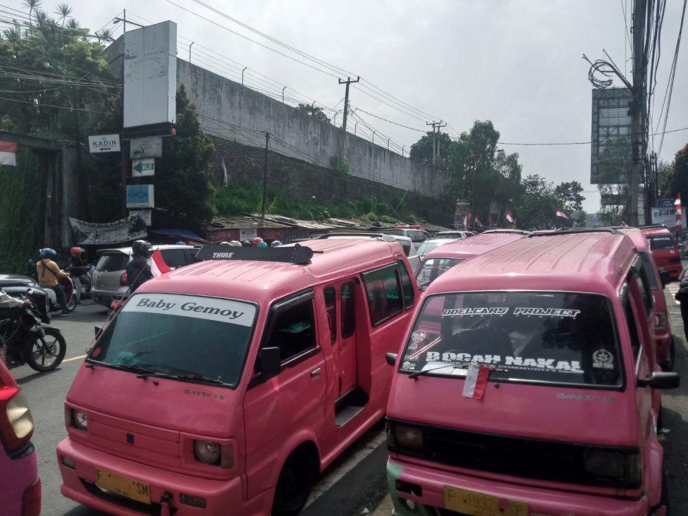 Tuntut Ojol Dibatasi, Ratusan Angkot Mogok Massal di Sukabumi