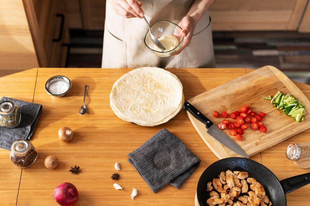 ilustrasi membuat tortilla wrap (freepik.com/freepik)