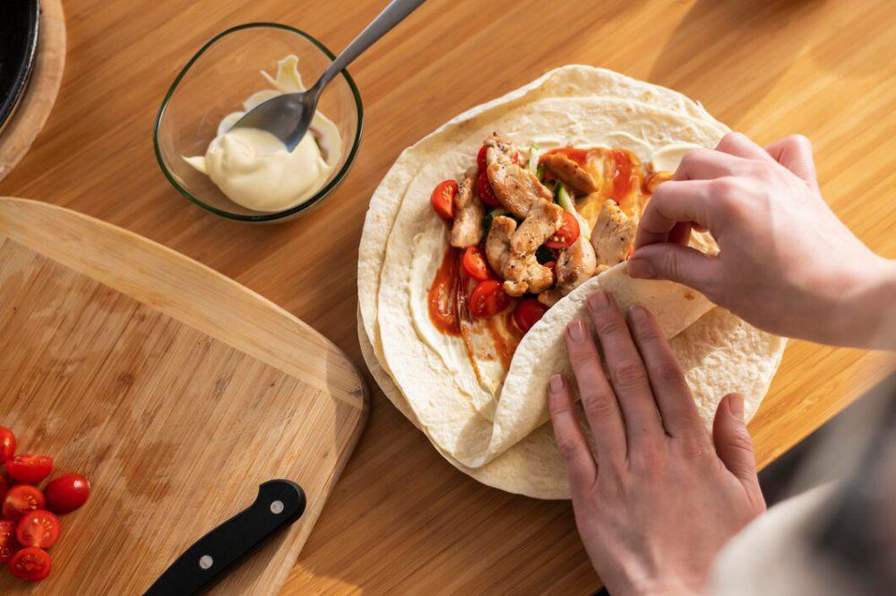 ilustrasi membuat tortilla wrap (freepik.com/freepik)