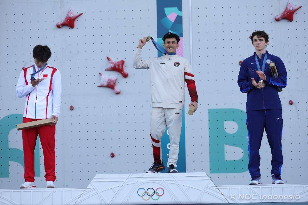 Atlet panjat tebing putra Indonesia, Veddriq Leonardo di podium speed putra usai memenangkan medali emas di Olimpiade 2024 Paris (dok.NOC Indonesia/Naif Muhammad Al’as/Canon Indonesia)