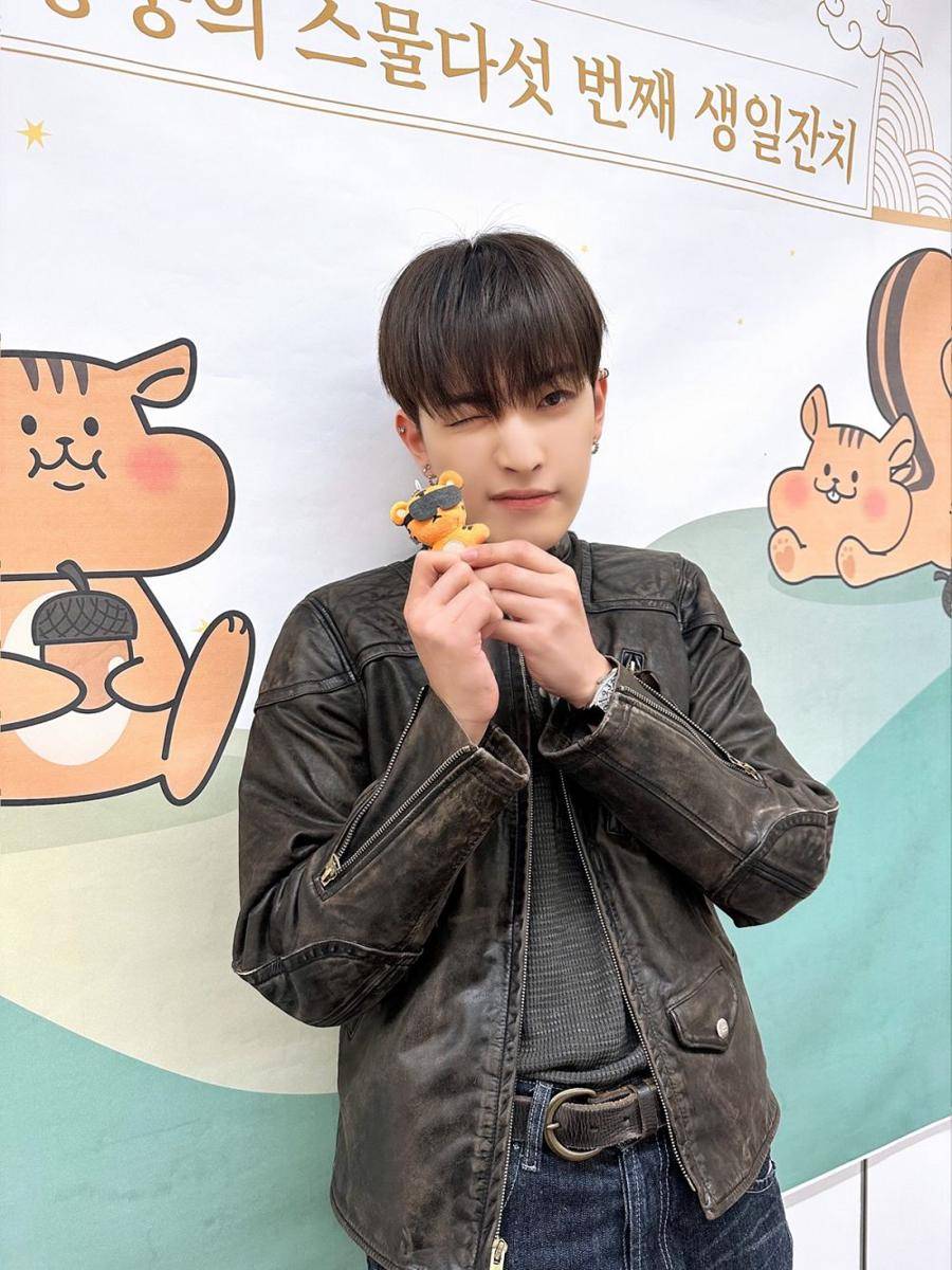 outfit hangout ala Hongjoong ATEEZ (x.com/@ATEEZofficial)