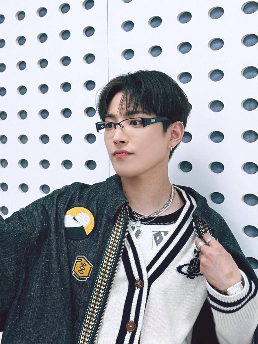 outfit hangout ala Hongjoong ATEEZ (x.com/@ATEEZofficial)