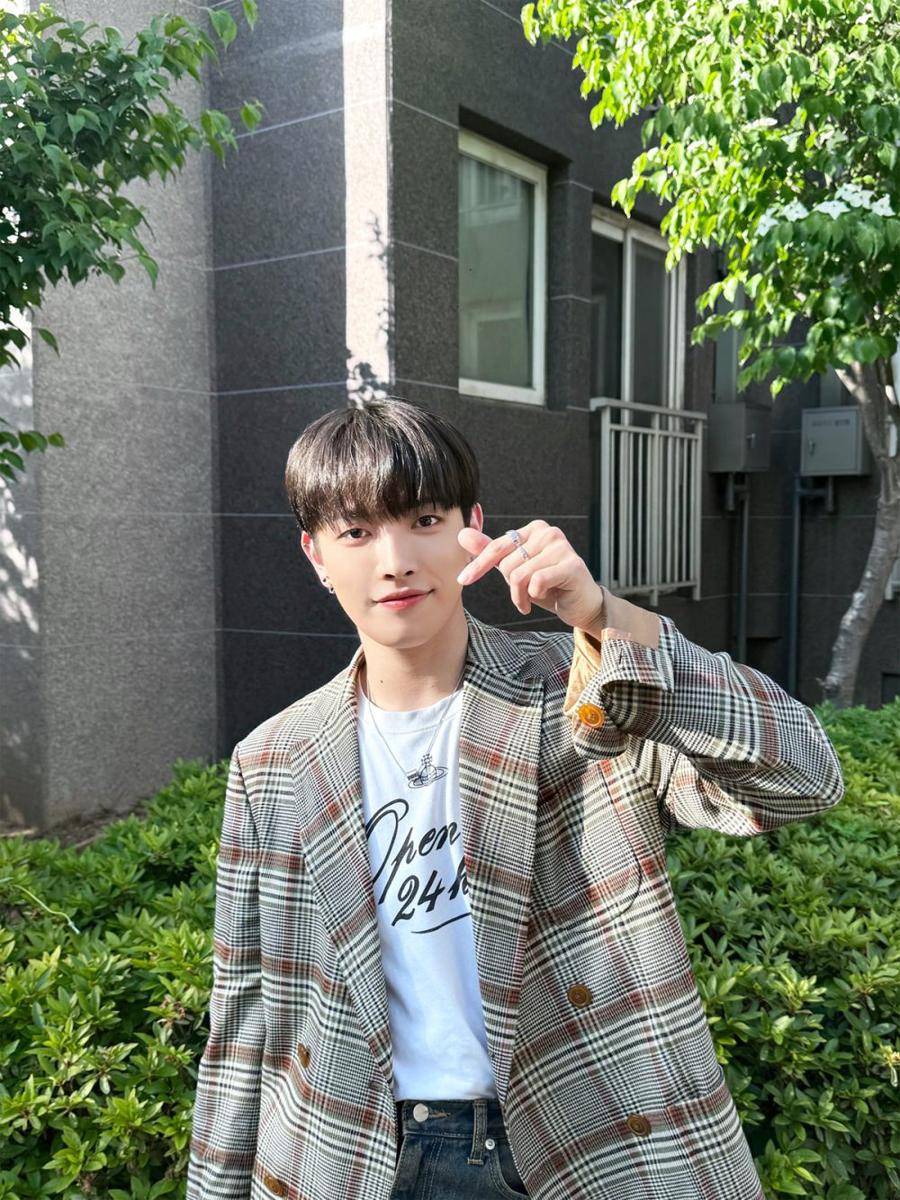 outfit hangout ala Hongjoong ATEEZ (x.com/@ATEEZofficial)