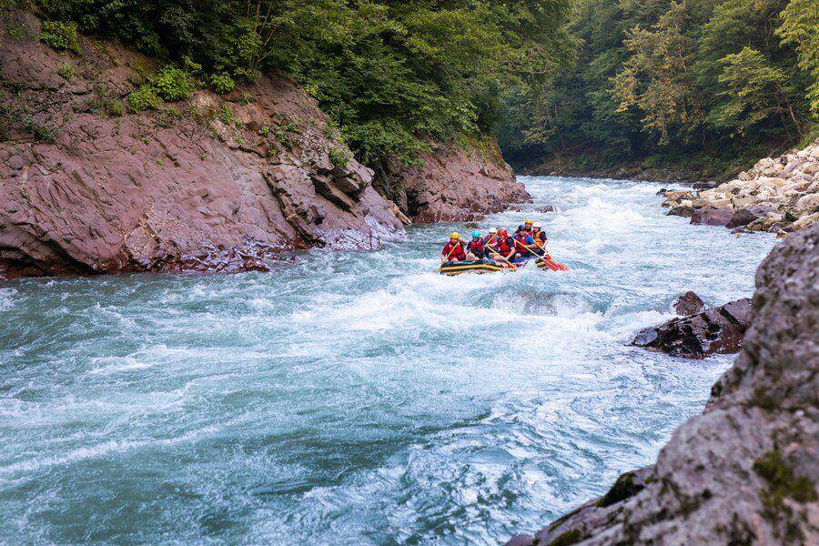 Ilustrasi rafting (freepik.com/lenamay)