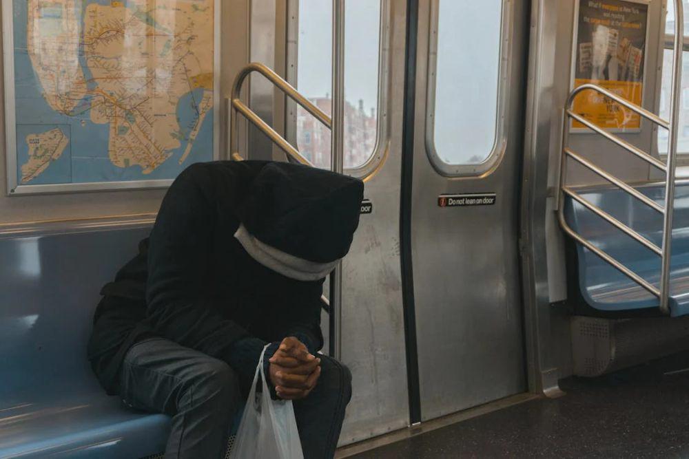 ilustrasi merasa sedih (pexels.com/Steven Arenas)
