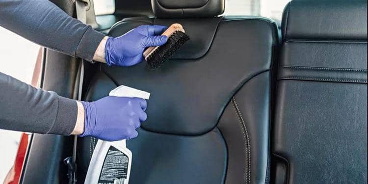membersihkan bagian dalam mobil (otosia.com)