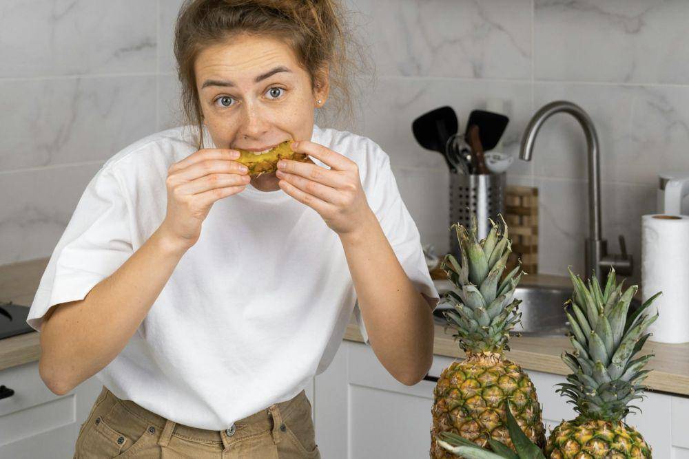 ilustrasi makan nanas (pexels.com/@shvets-production)