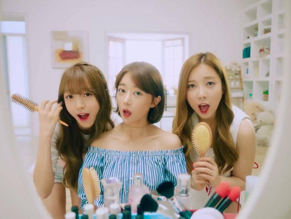 Penampilan Kim So Hee dan member C.I.V.A. (youtube.com/Sony Music Korea)