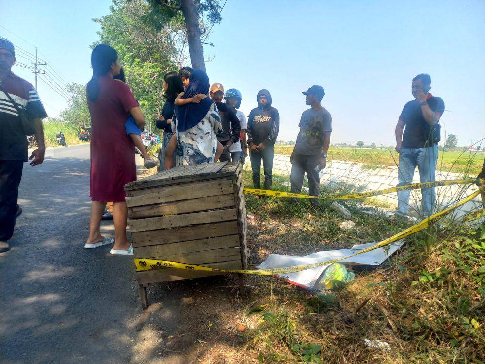 Penemuan mayat bayi di pinggir jalan raya Jombang. IDN Times/Zainul Arifin