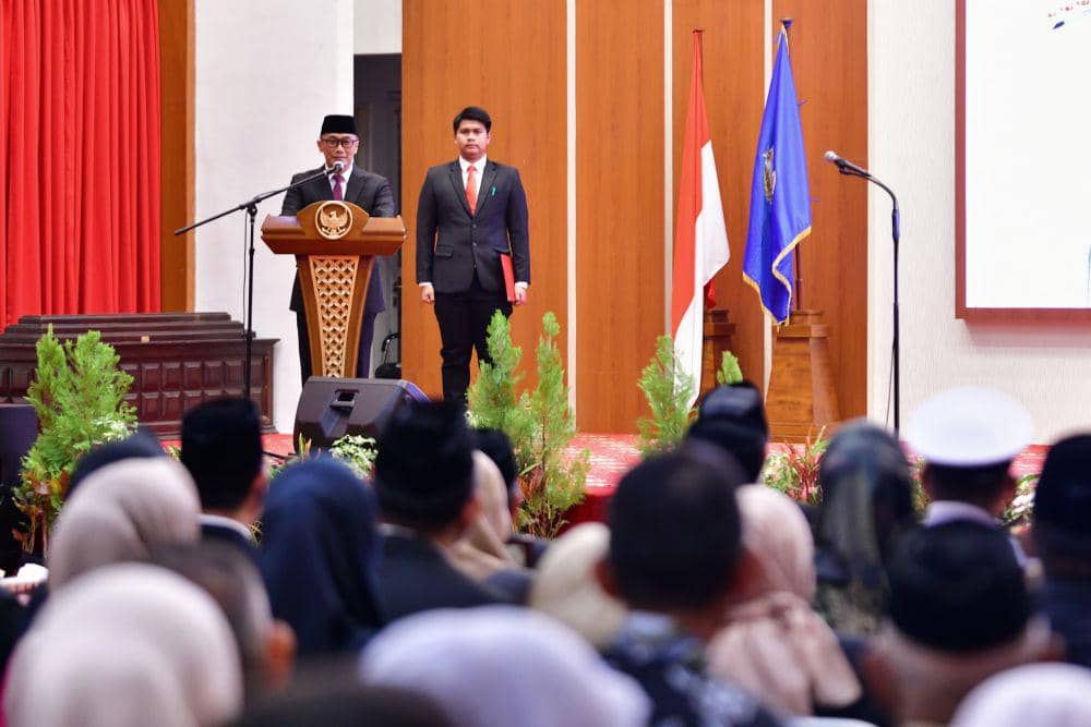 Pj Gubernur Sulawesi Selatan Zudan Arif Fakrulloh saat melantik Andi Winarno Eka Putra sebagai Pj Bupati Bone di Rujab Gubernur, Minggu (11/8/2024). (Dok. Humas Pemprov Sulsel)