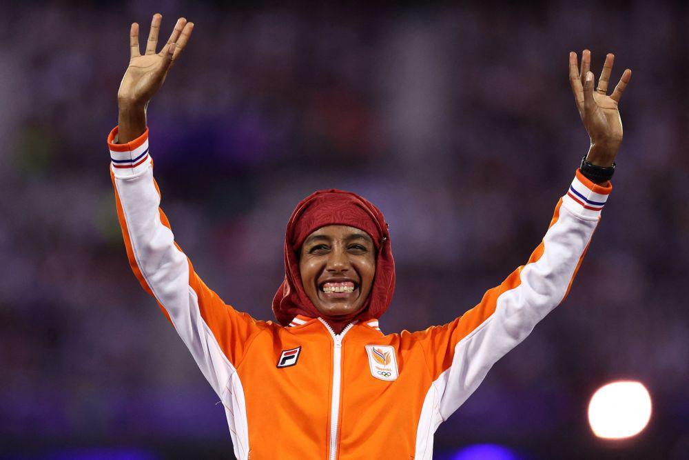 Atlet Belanda Sifan Hassan menggunakan hijab di upacara penutupan Olimpiade 2024. (olympic.com)