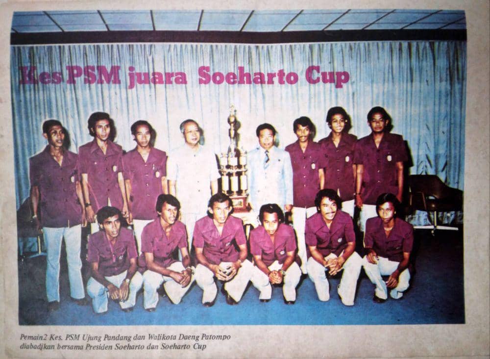 Malawing (jongkok, paling kanan) bersama para pemain PSM Makassar bertemu dengan Presiden Soeharto usai menjadi juara Piala Presiden 1974. (Repro. Majalah PSSI Sepakbola Edisi No. 1 Januari 1975)