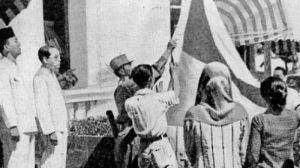 Pengibaran bendera merah putih oleh Latief bersama S. Suhud. (kebudayaan.kemdikbud.go.id)