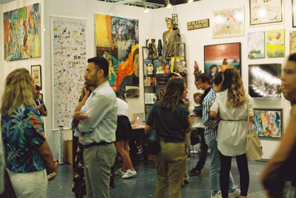 ilustrasi berkunjung ke pameran (pexels.com/Ahsen)