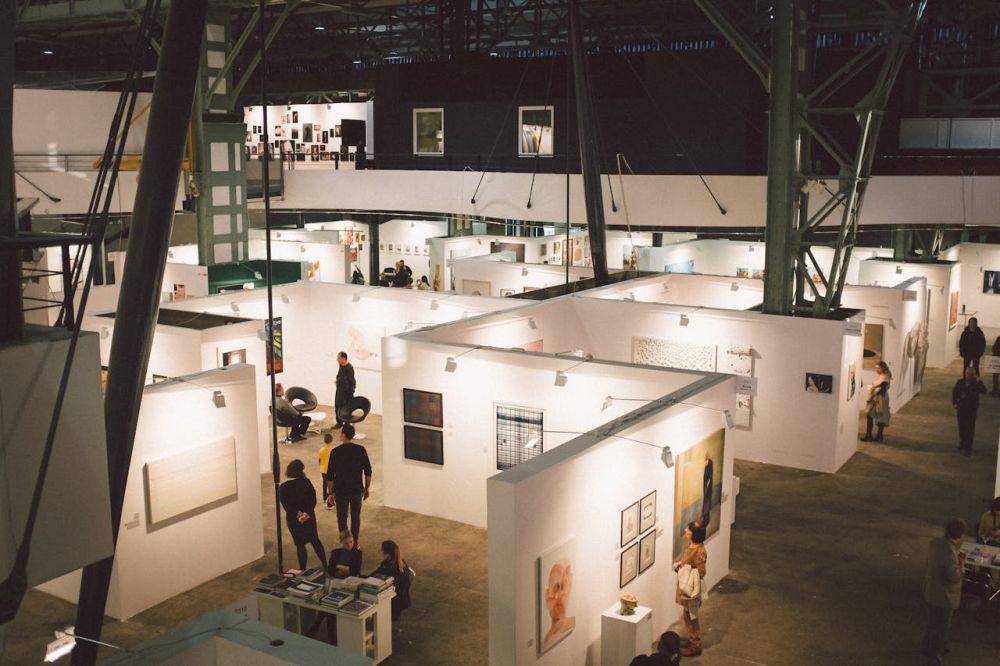 ilustrasi tidak makan dan minum di area pameran (pexels.com/Bence Szemerey)
