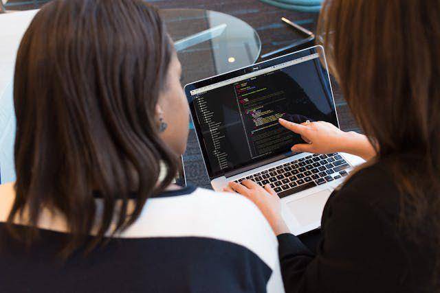 ilustrasi belajar keterampilan baru yaitu coding (pexels.com/Christina Morillo)