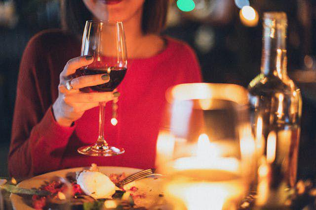 ilustrasi makan malam romantis (pexels.com/Elina Sazonova)