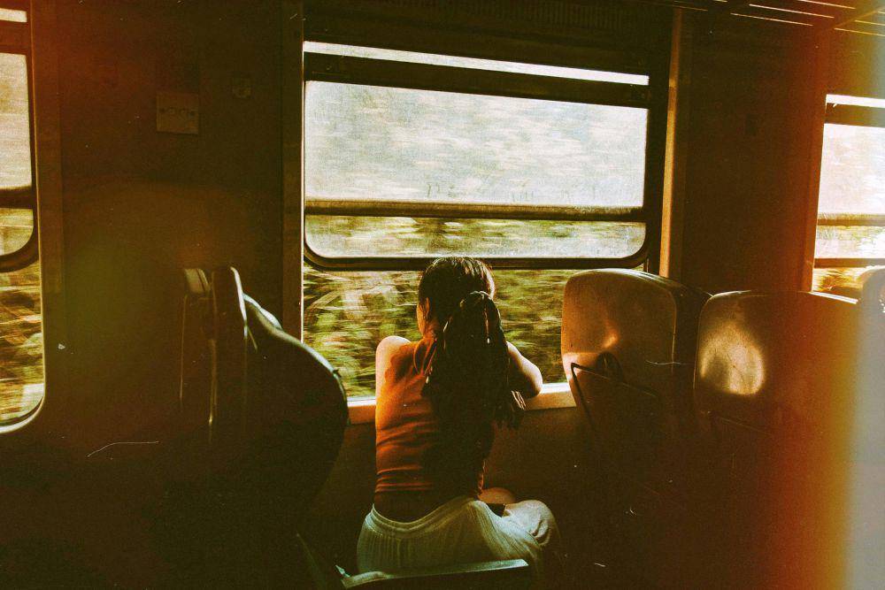 Ilustrasi wanita duduk di dalam kereta (pexels.com/Genine Alyssa Pedreno Andrada)