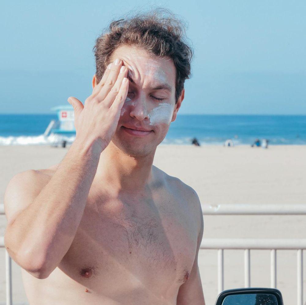 Ilustrasi pria dengan sunscreen untuk dry skin (pexels.com/Kindel Media)