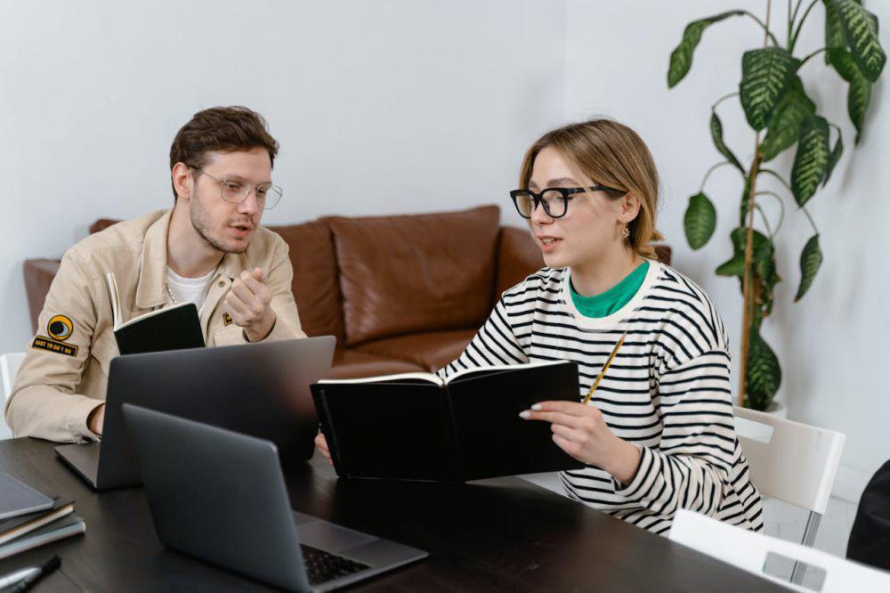 ilustrasi membantu (pexels.com/MART PRODUCTION)