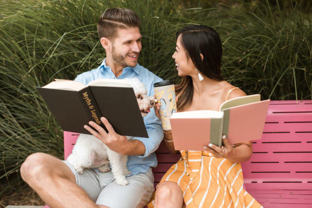 ilustrasi sedang membaca buku bersama(pexels.com/ RDNE Stock project)
