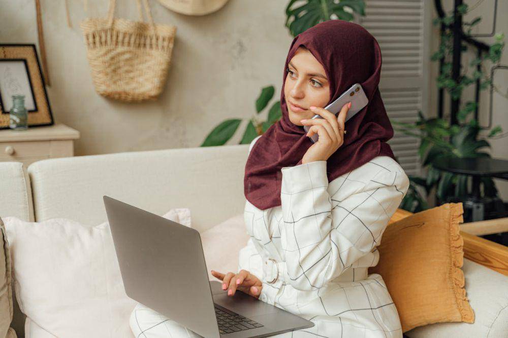ilustrasi orang sedang telepon (pexels.com/Antoni Shkraba)