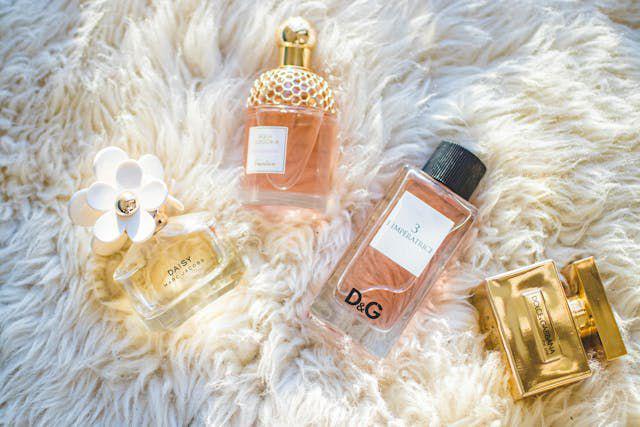 ilustrasi parfum untuk perempuan (pexels.com/Valeria Boltneva)