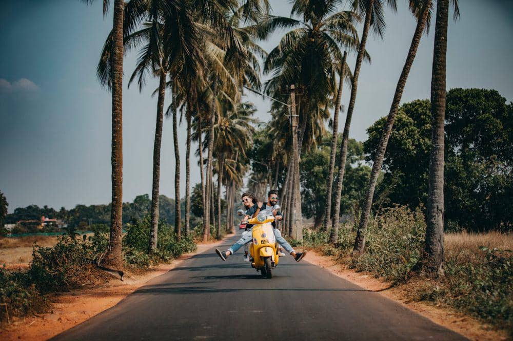 ilustrasi pasangan naik motor bareng (pexels.com/Ajay Donga)