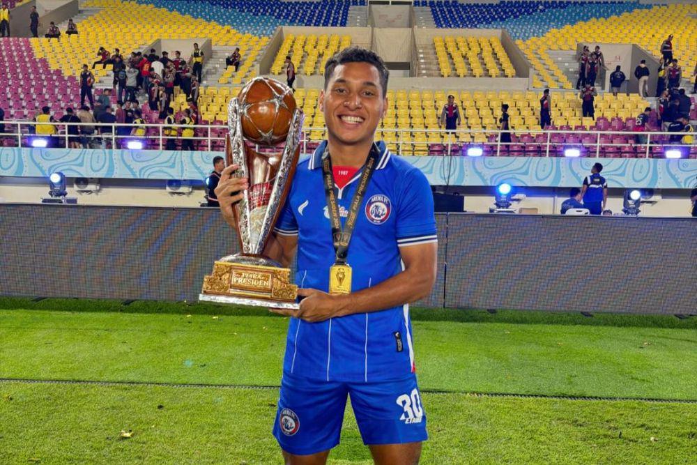 Salim Akbar Tuharea saat mengangkat trofi Piala Presiden 2024 yang digapai bersama Arema FC. (instagram.com/baba_tuharea11)