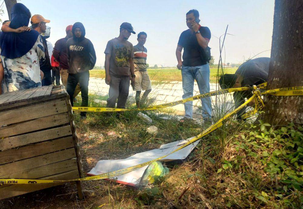 Penemuan mayat bayi terbungkus plastik di pinggir jalan raya Jombang. IDN Times/Zainul Arifin