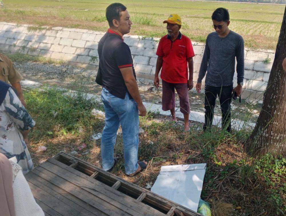 Penemuan mayat bayi terbungkus plastik di pinggir jalan raya Jombang. IDN Times/Zainul Arifin