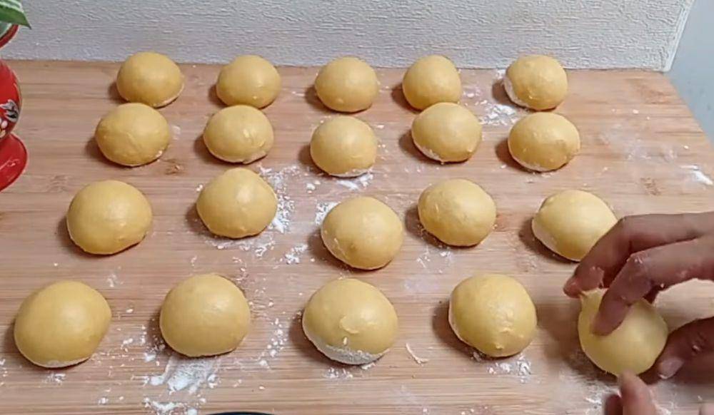 ilustrasi membentuk bakpao labu kuning (YouTube.com/Kue Misykah)