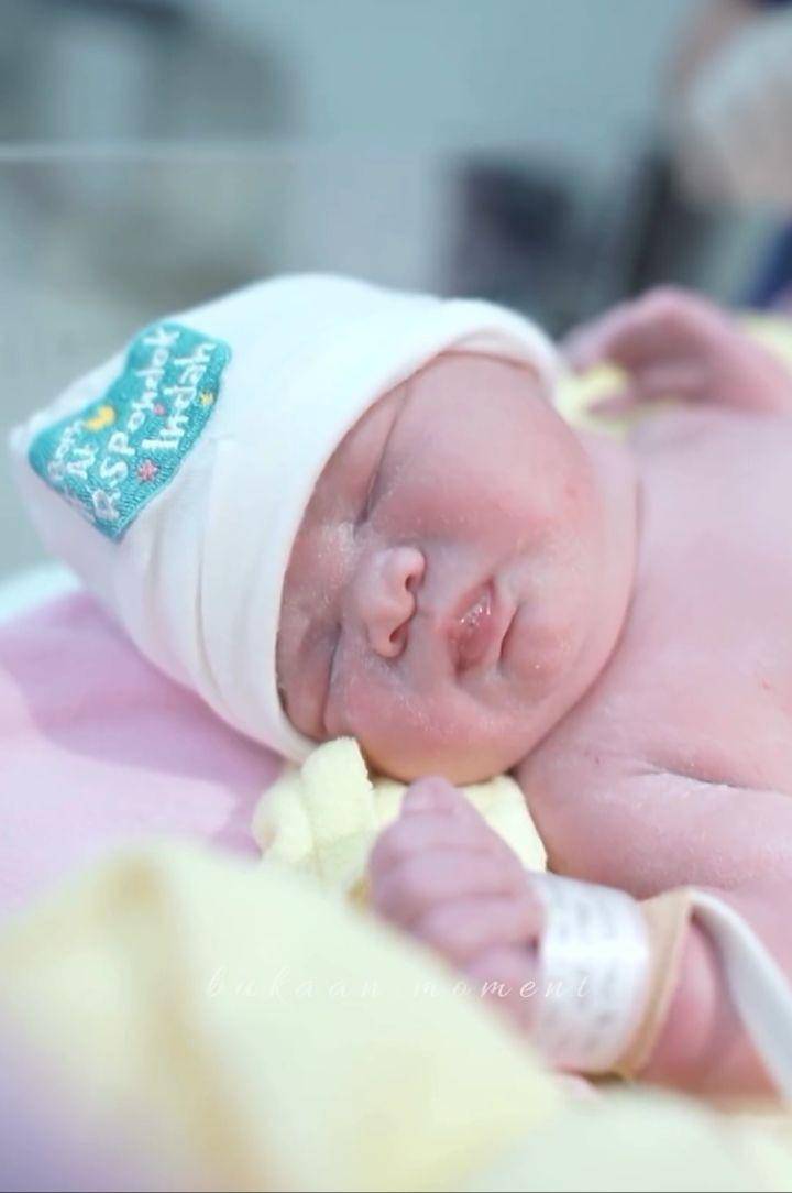 Newborn baby Luv (Instagram.com/tengkudewiputri_tdp)