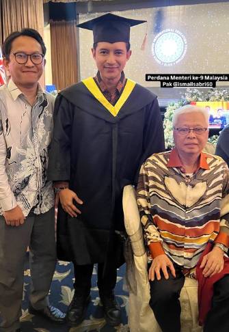 Chand Kelvin wisuda S2 di Malaysia (instagram.com/deasahirah)